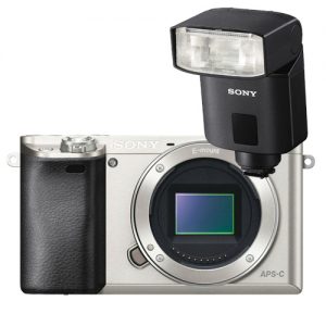 Sony A6000 zilver + HVL-F32M Flitser
